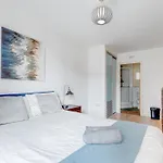 Modern Two Bed Two Bath Opposite Tube Station