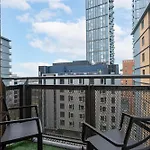 Modern Two Bed Two Bath Opposite Tube Station