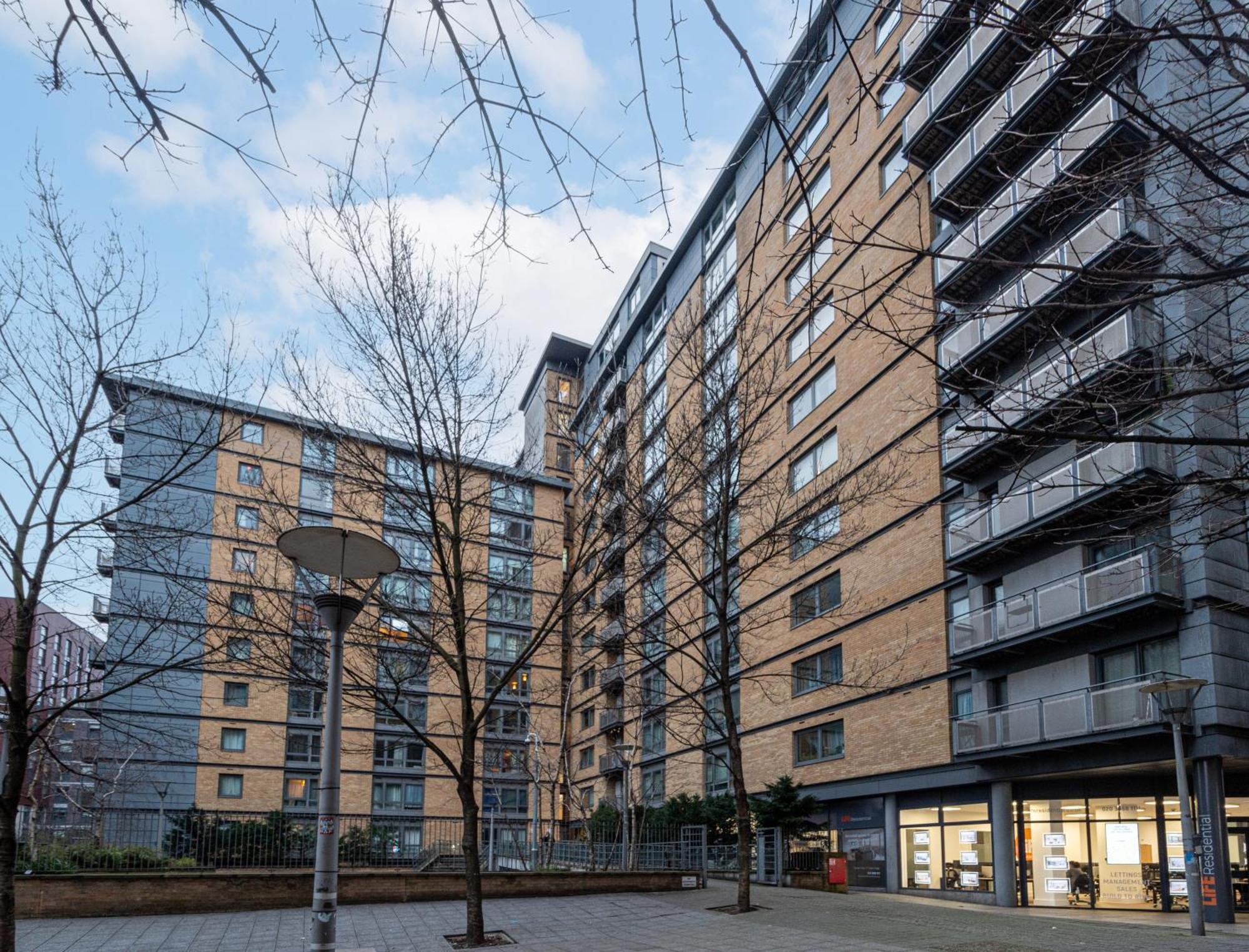 Modern Two Bed Two Bath Opposite Tube Station