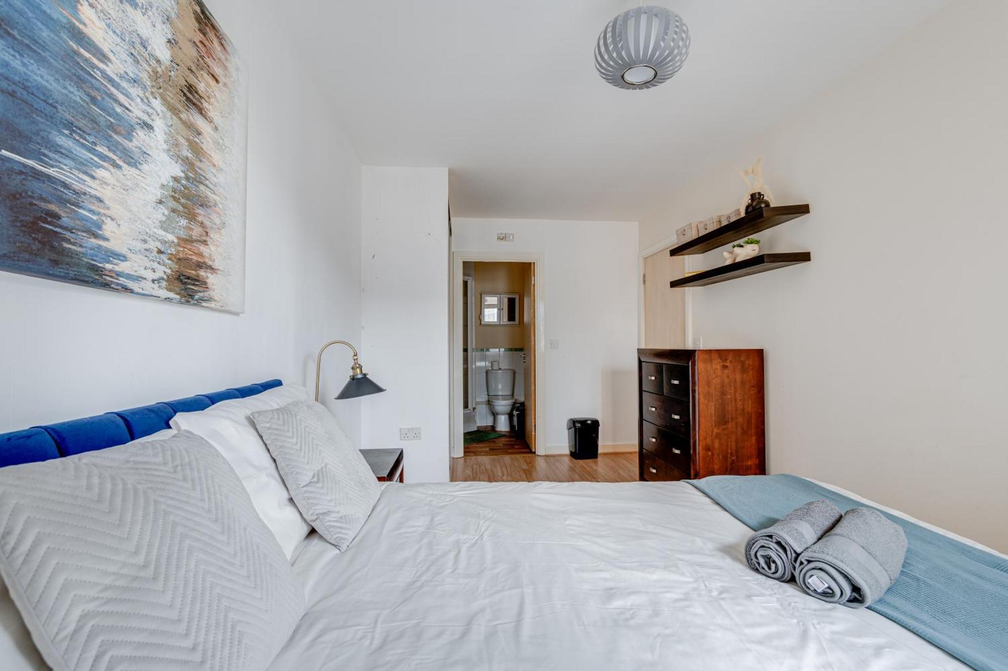 Modern Two Bed Two Bath Opposite Tube Station * London