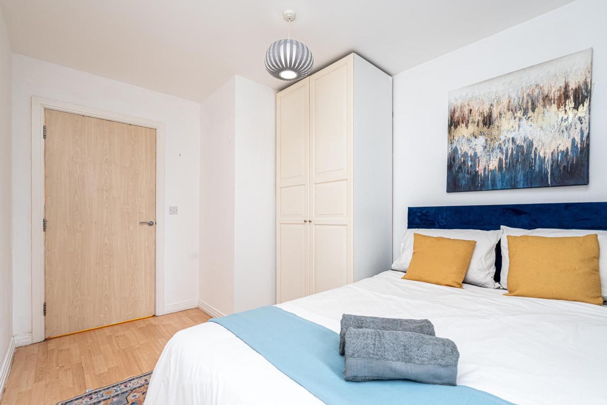 Apartment Modern Two Bed Two Bath Opposite Tube Station London