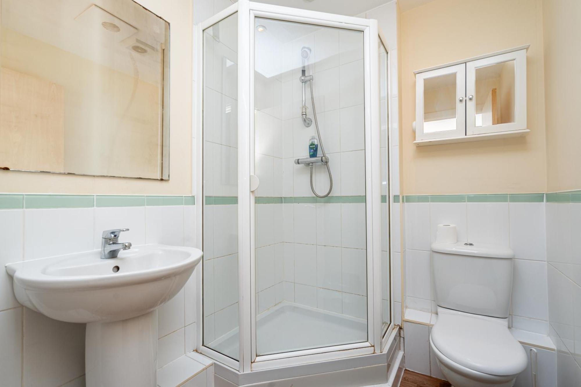Modern Two Bed Two Bath Opposite Tube Station Londra