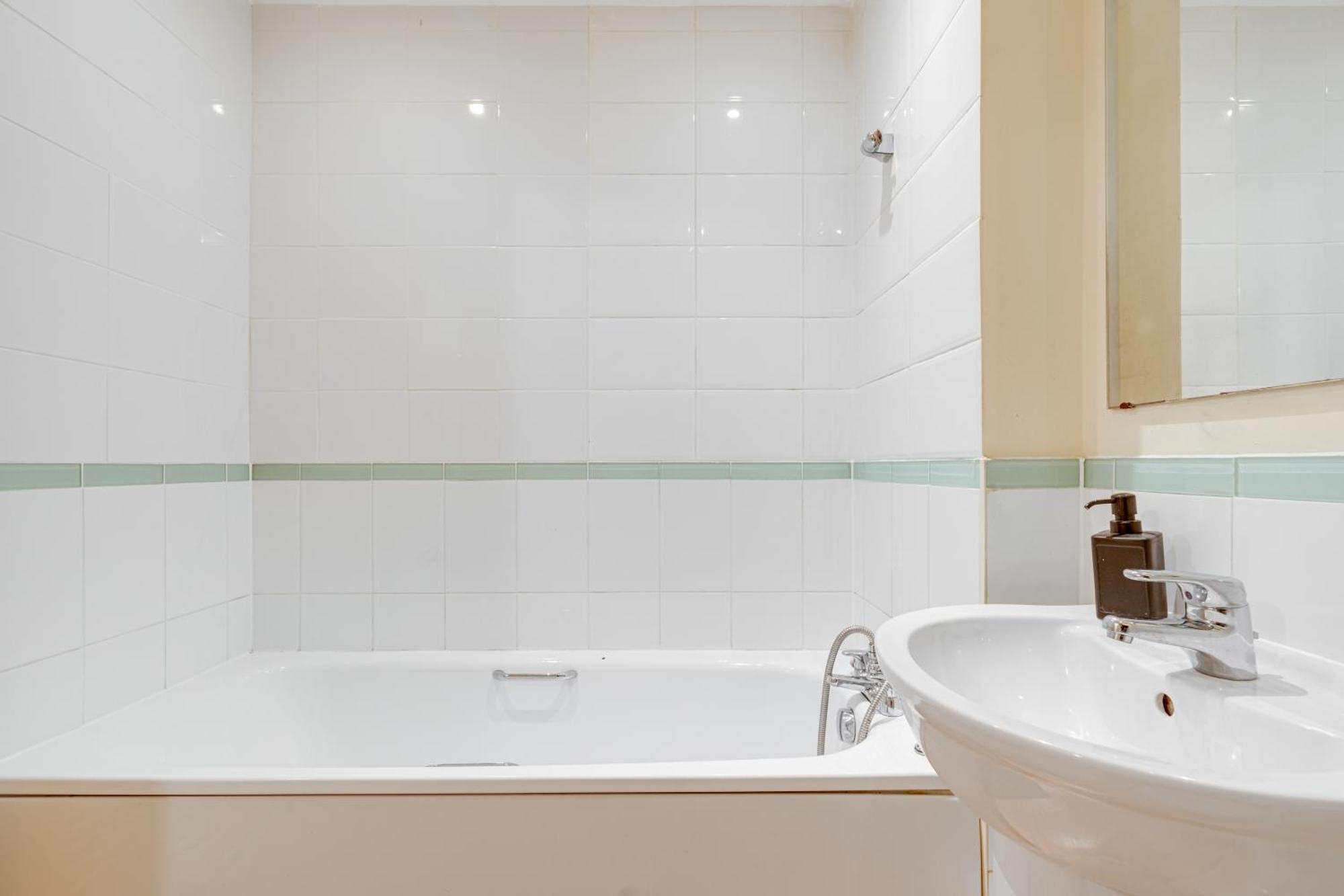 Modern Two Bed Two Bath Opposite Tube Station Appartamento *