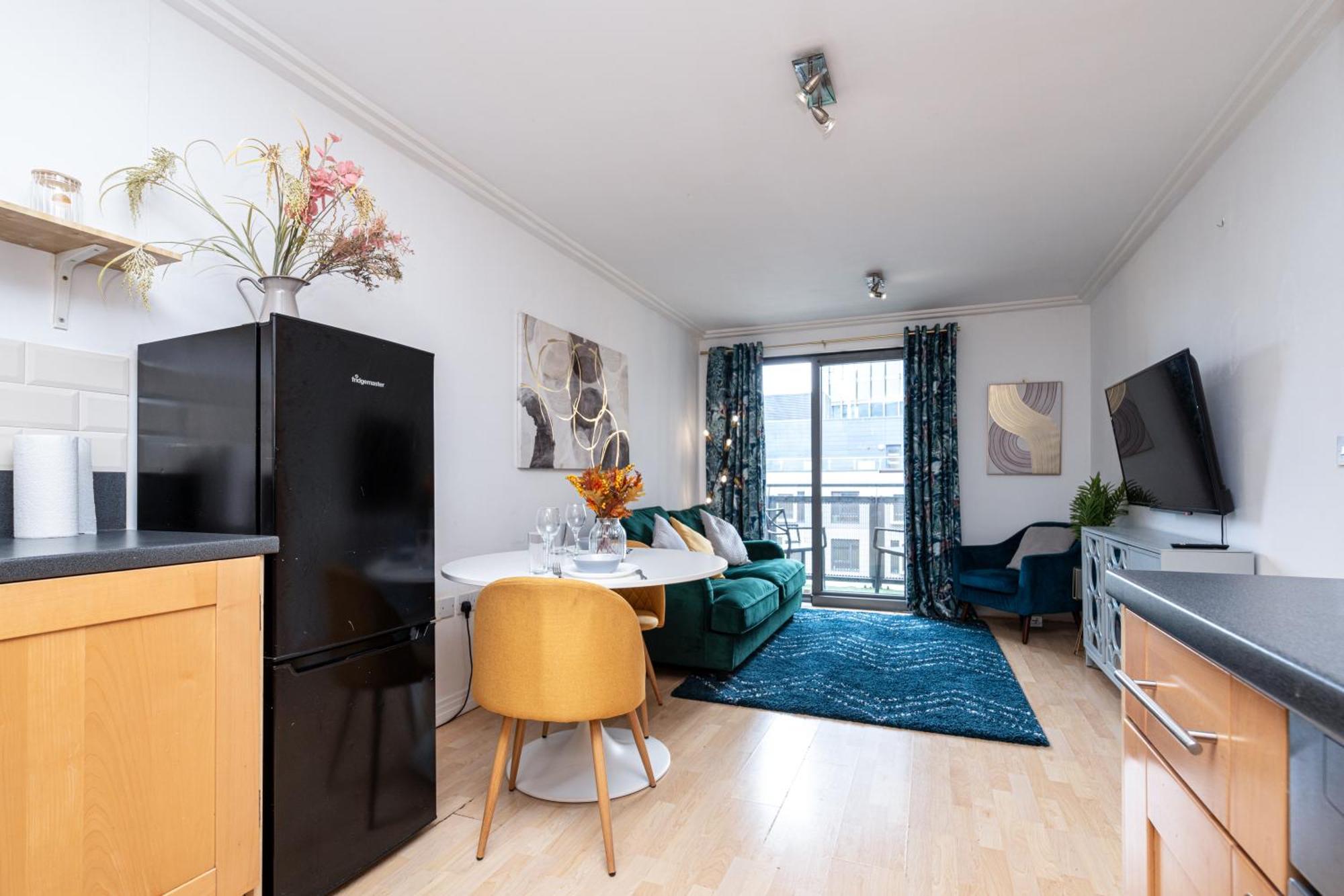Modern Two Bed Two Bath Opposite Tube Station Appartamento